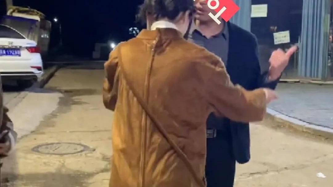 |丈夫送女客户回家，妻子苦苦哀求：接受不了你跟别的女人在一起