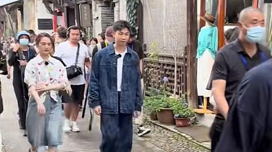 杨丞琳|丽水：杨丞琳街头录节目，身材娇小有少女感，“像20多岁的样子”