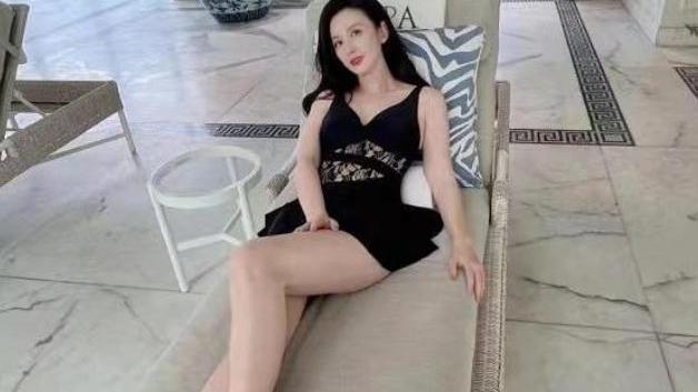 张萌 张萌穿短裙露出美腿，自曝一周瘦5斤，拿出减肥食谱