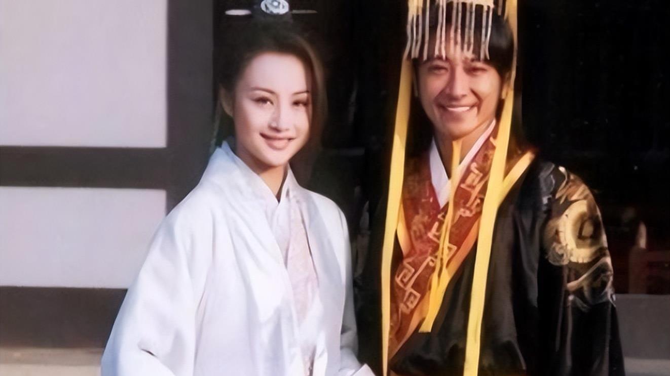 曹颖|47岁曹颖穿超短裤跳舞！一双长腿笔直纤细，舞姿搞怪自己笑出屏幕