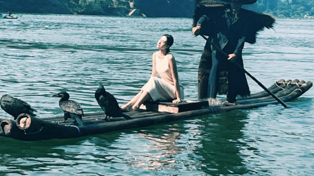 何超莲|赌王千金何超莲畅游桂林，晒美照大秀美背，香艳迷人