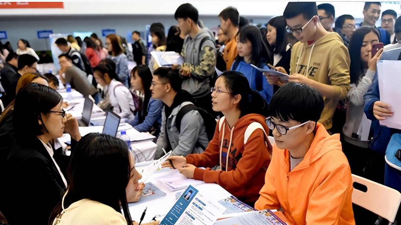 |北大博士毕业考上“街道办城管”，引网友一阵热议，大材小用了？