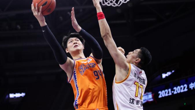 王哲林|2-0完胜！CBA土豪队晋级4强，王哲林25+14+4太硬了，又打爆沈梓捷