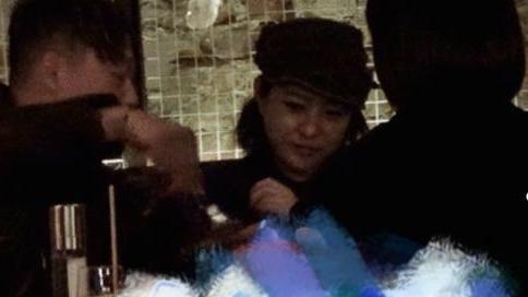 聚会|郝蕾聚会被拍，肤色黝黑胖的自然真实，不包装明星还不如素人