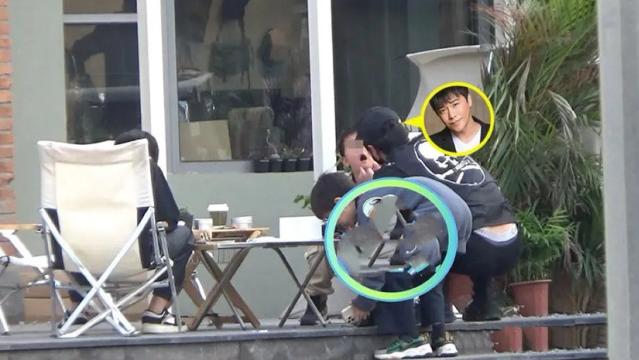 陈思诚|佟丽娅跟陈思诚带娃出游，贴心给前夫整理衣服，朵朵拥抱爸妈超暖