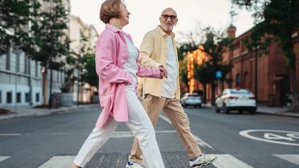 乳腺癌|走多少步最健康？新研究：中老年人日行8200步，可预防6类慢病