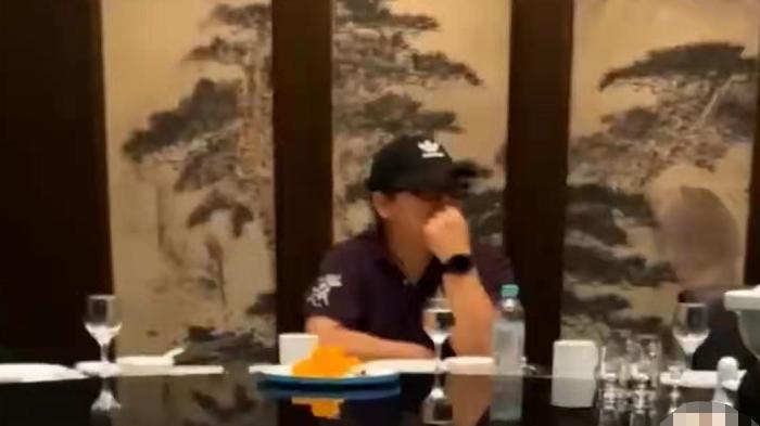 刘晓庆|58岁刘欢现身饭局聚会被拍，身形壮硕穿戴名牌，就吃两盘菜不讲究