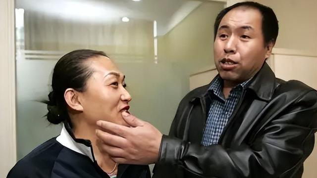 皇家马德里|记得举重夺9金的邹春兰吗？教练下药导致不孕，如今靠卖羊肉串谋生
