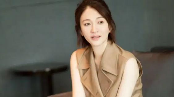 牛莉|49岁牛莉穿睡衣抱狗跳舞！一双大长腿白到晃眼，豪华皮质沙发抢镜