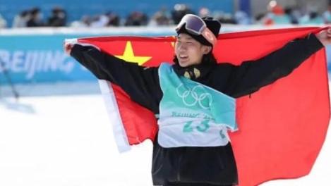 苏翊鸣|太帅了！苏翊鸣剪掉头发，晒与妈妈合照，妈妈颜值气质堪称完美