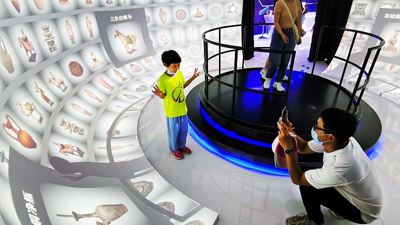 spring|内卷的智能投影，奋力抓住年轻人