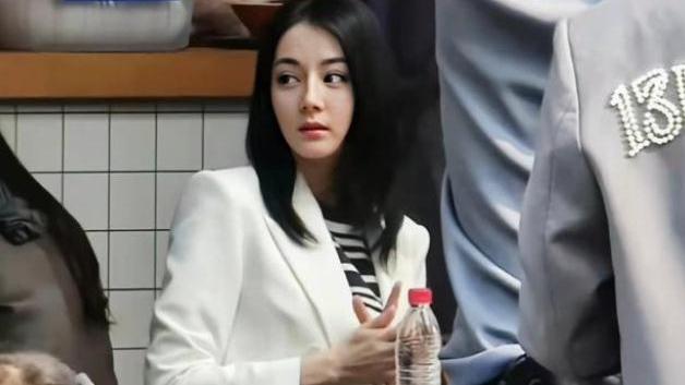 迪丽热巴|迪丽热巴穿制服亮眼，合作演员像发面馒头？