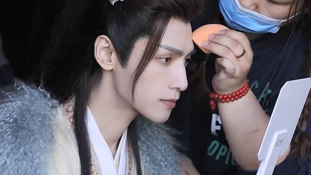 罗云熙|《长月烬明》罗云熙的绝美镜头，第1张图好像画，4套新造型好帅气