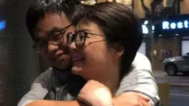 袁立|袁立和小11岁老公带儿子逛街，皮衣配长裤真有范儿，老公气质儒雅