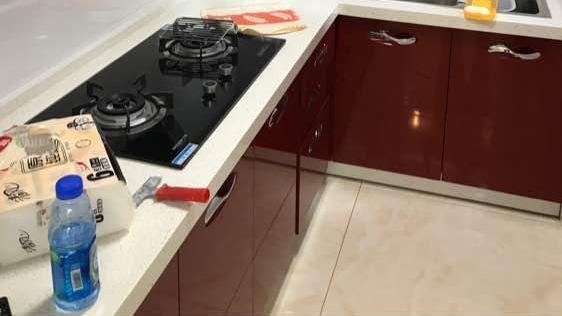 为了省1000块装修费，垭口只贴壁纸，老妈看了无语：还不如刷白墙