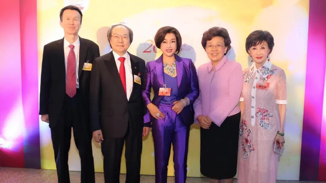 刘晓庆|刘晓庆夫妇罕见同框，她一身茄子紫时髦靓丽，80岁老公年龄大但挺有气场