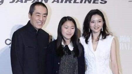 混搭|张艺谋小30岁娇妻太会穿！西装马甲配薄纱裙，端庄大气真有贵妇范