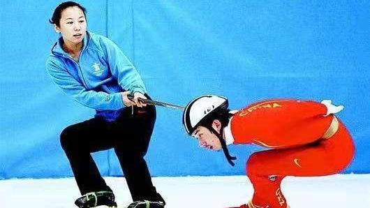 滑雪|速滑教母李琰：第一位站在冬奥领奖台的运动员，王濛夺冠跪地致谢