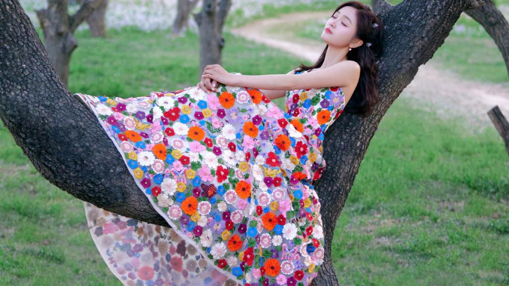 吴宣仪|吴宣仪侧拍花絮曝光，出镜春日氛围感大片，繁花露背长裙优雅温柔