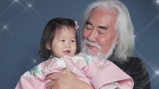 张纪中|张纪中晒全家福，马丁抿嘴不情愿，小儿子头发凌乱崩溃大哭