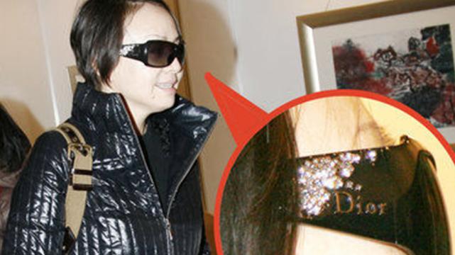 电视剧|61岁宋丹丹素颜逛街被拍，一手拎3袋爱马仕太霸气，导购争相服务