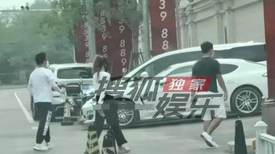 释小龙|释小龙乘百万豪车买别墅，34岁身材健硕，娇妻穿低胸吊带身材傲人