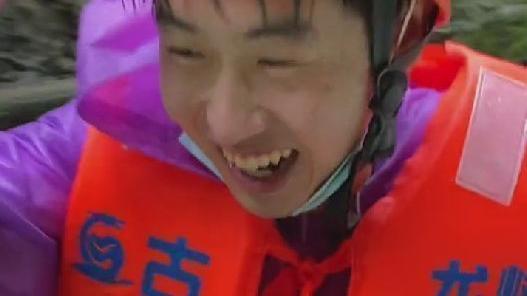 |孙海洋一家玩漂流，现场上演泼水节大战，卓宝全身湿透笑容灿烂