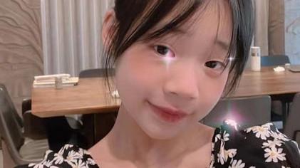 小S|小S三女儿臭美自拍，十岁许老三穿碎花裙凹造型，星范十足