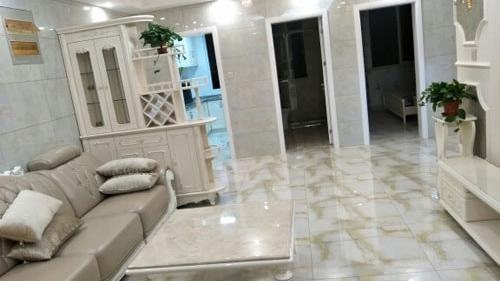 参观表姐的新房，被她家地砖雷得不轻，卧室地板更是让我大开眼界