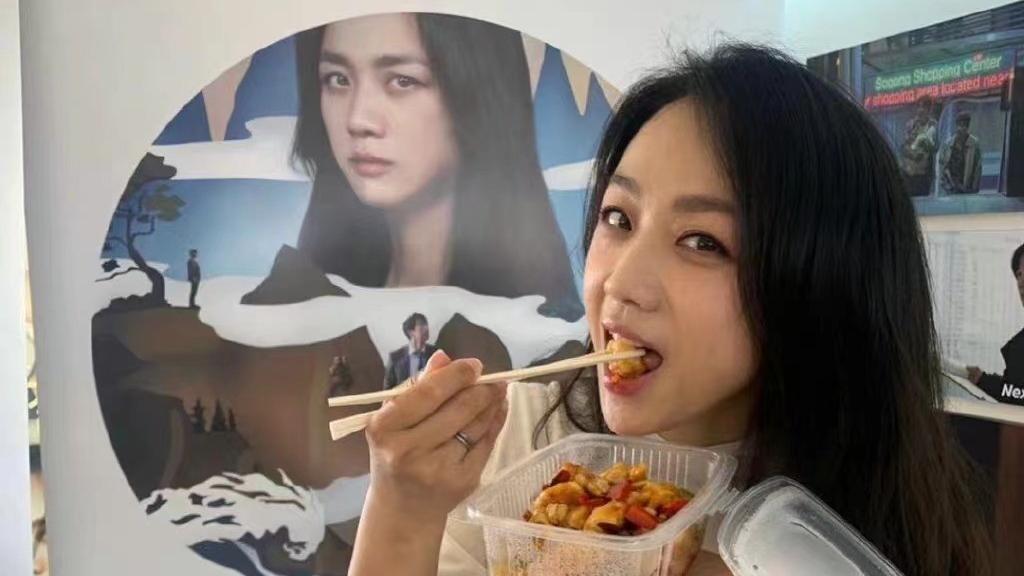 汤唯|汤唯回国后变邋遢！5岁女儿罕见出镜变化大，她穿休闲装却像路人