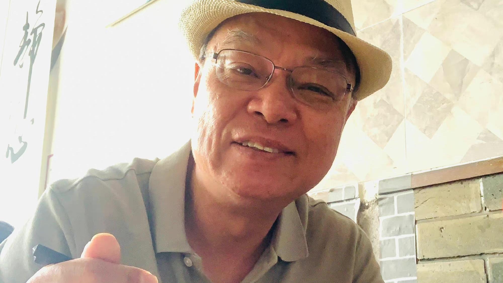 李力持|61岁导演李力持定居中山！住独栋别墅有超大花园，室内能打桌球