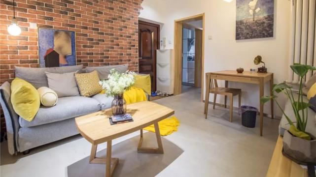 60平混搭风设计用红砖墙搭配木质感，营造复古而又温馨的感觉