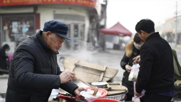 豆腐|许昌70多岁老爷爷卖热豆腐，每天一锅3元一碗，心不急也要趁热吃