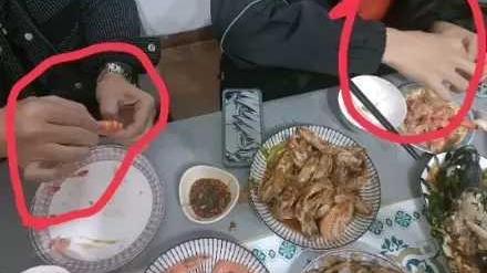 |孙海洋孙卓父子翘同款“兰花指”，网友感叹：骨子里自带强大基因