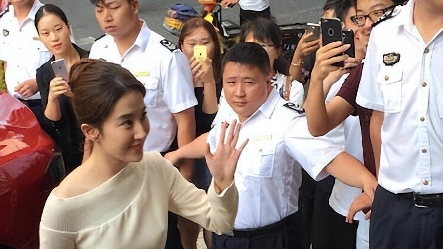 刘亦菲|刘亦菲无修生图，穿白裙露甜笑似仙女，身材微胖也难掩骨子美