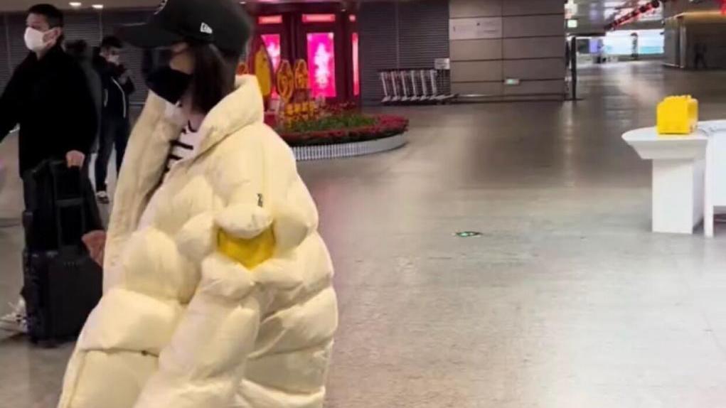 张雨绮|张雨绮独自现身机场，包裹严实气质身材仍出众，不带保镖太低调