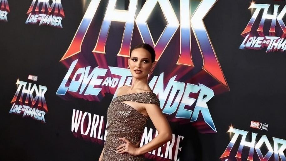 克里斯·海姆斯沃斯|雷神4首映礼好热闹！锤哥星爵贴贴抱抱，女雷神烟熏妆梦回黑天鹅