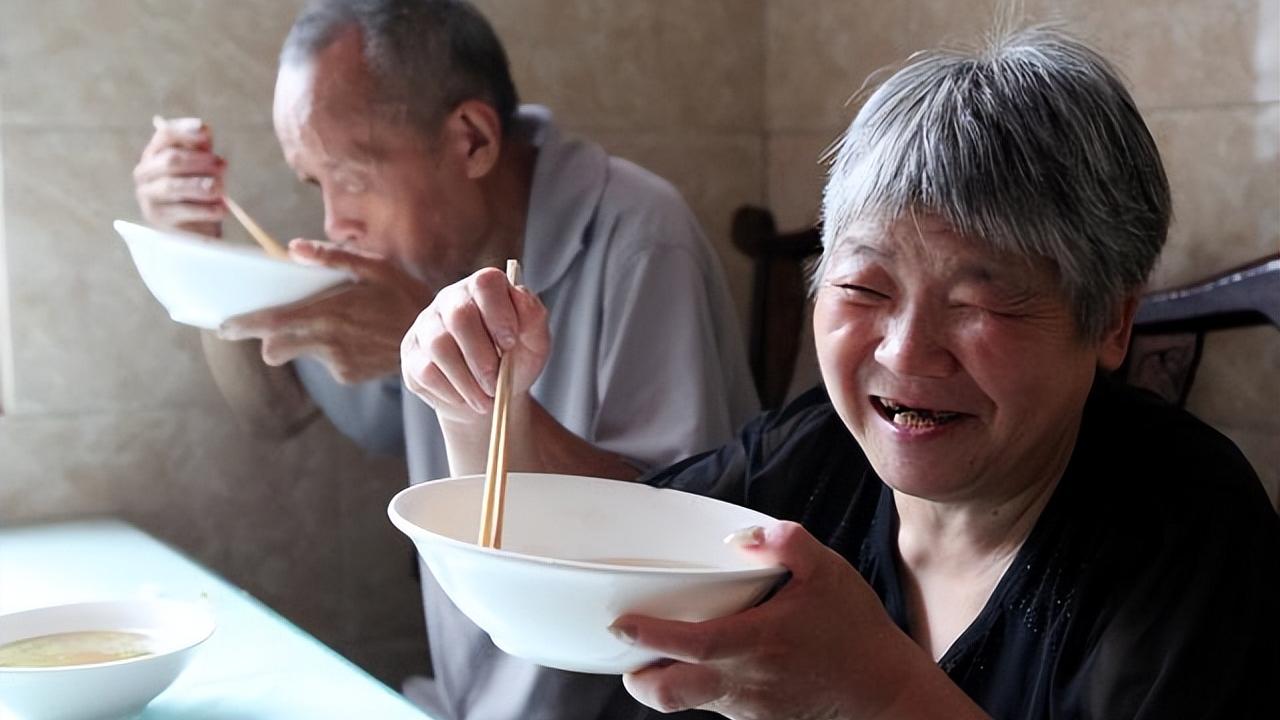 蛋白质|营养师提醒：身体出现这4种表现，或许你要补充下蛋白质了