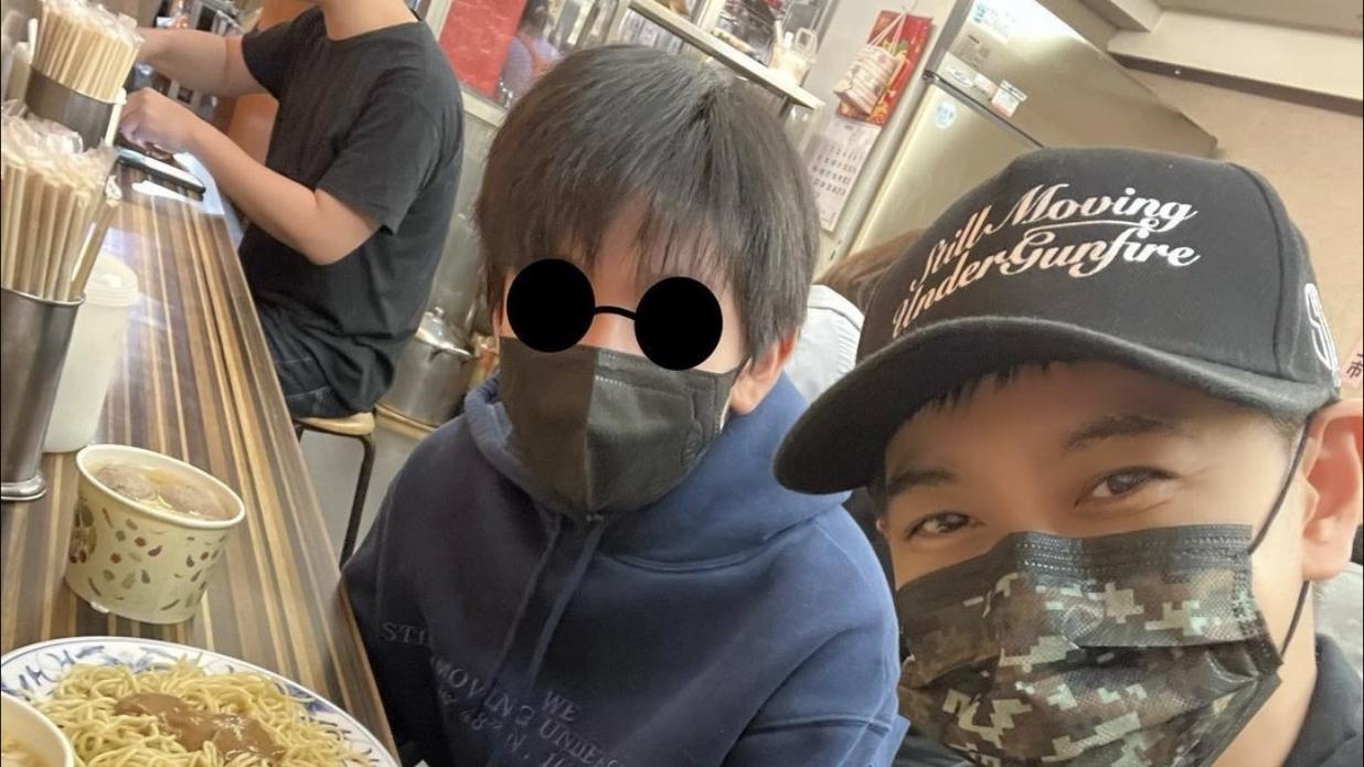 小小志|林志颖带儿子品尝街边小吃，12岁Kimi高大帅气，父子同框像兄弟