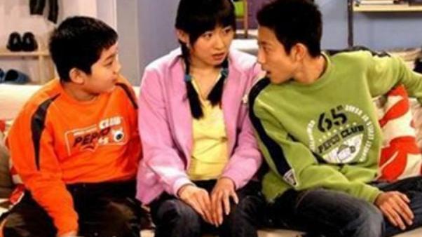 家有儿女|《家有儿女》中的小雪?，走红后遭男友暴打，如今沦落街头无人识