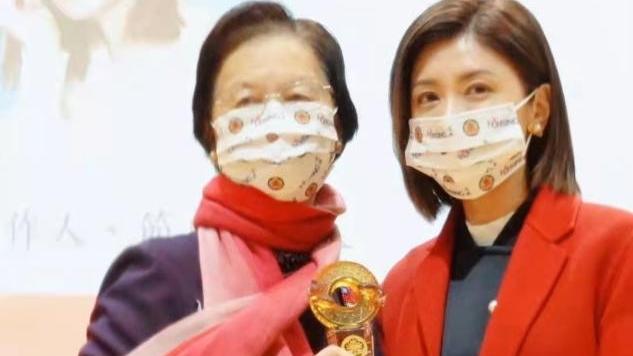 大衣 贾静雯回母校领奖，红色大衣穿出浓郁知性美，利落短发不减英气感