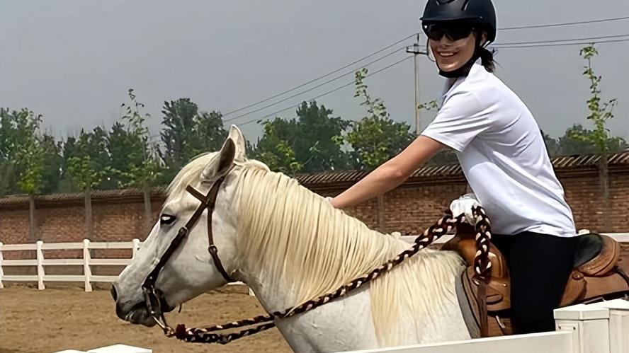 谷爱凌|谷爱凌4月24日大秀贵族运动，穿小黑吊带紧致迷人，6块腹肌好健美