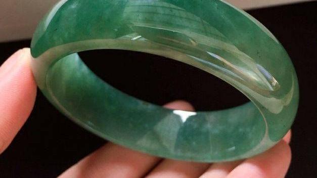 翡翠|精准拿捏「中老年审美」的油青翡翠，为何被划分入低档行列？