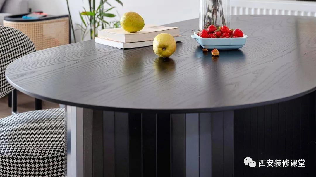 85㎡小夫妻两室，大白墙也能温馨简约