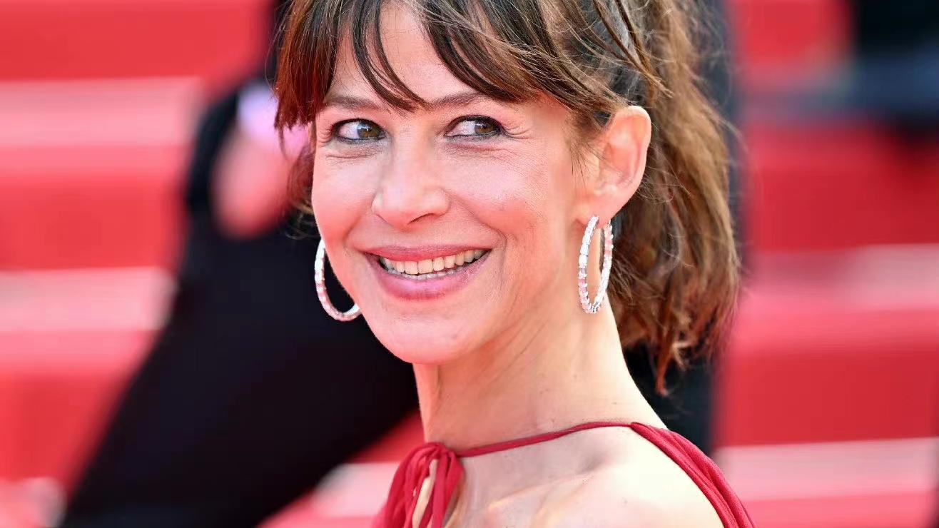 吴彦祖|55岁的苏菲·玛索亮相戛纳红毯，满脸褶皱，网友依然觉得很美