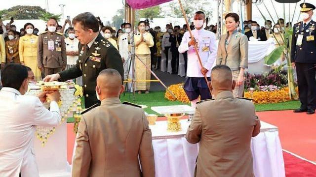 诗妮娜|坐不住了，素缇达频频亮相让诗妮娜心急，忙晒美照讨好拉玛十世