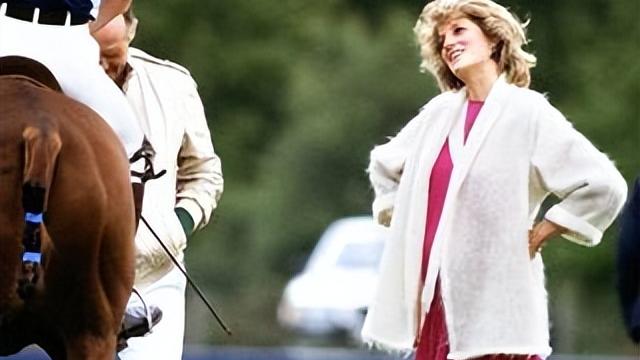 戴安娜|孕肚照曝光：戴安娜穿着舒适，凯特依旧端庄，女王不愿露出肚子