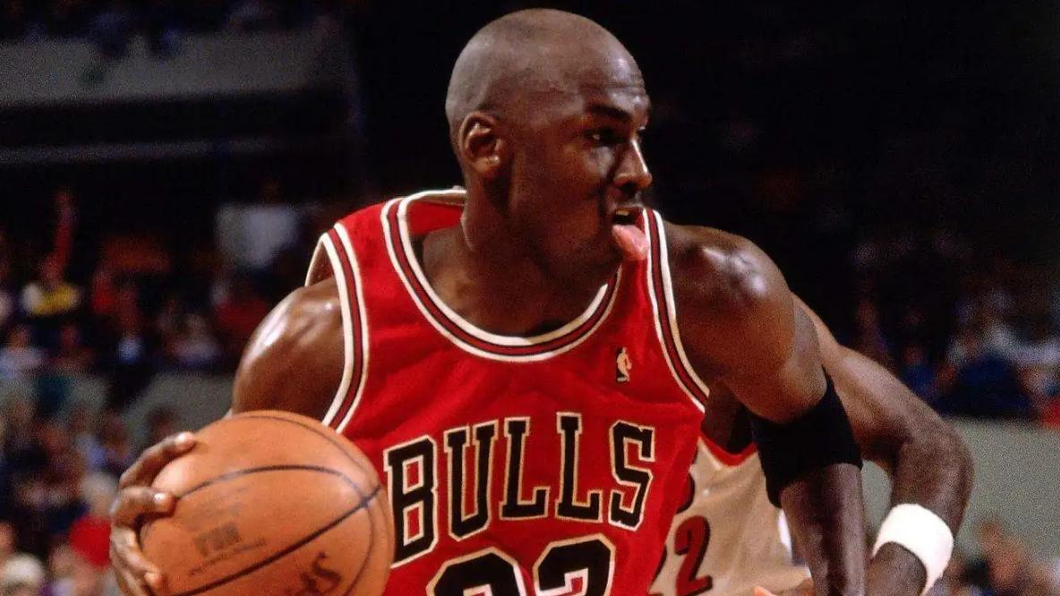 勒布朗·詹姆斯|伯德：截止到目前，NBA中只有8位是攻防一体，现役仅小卡上榜