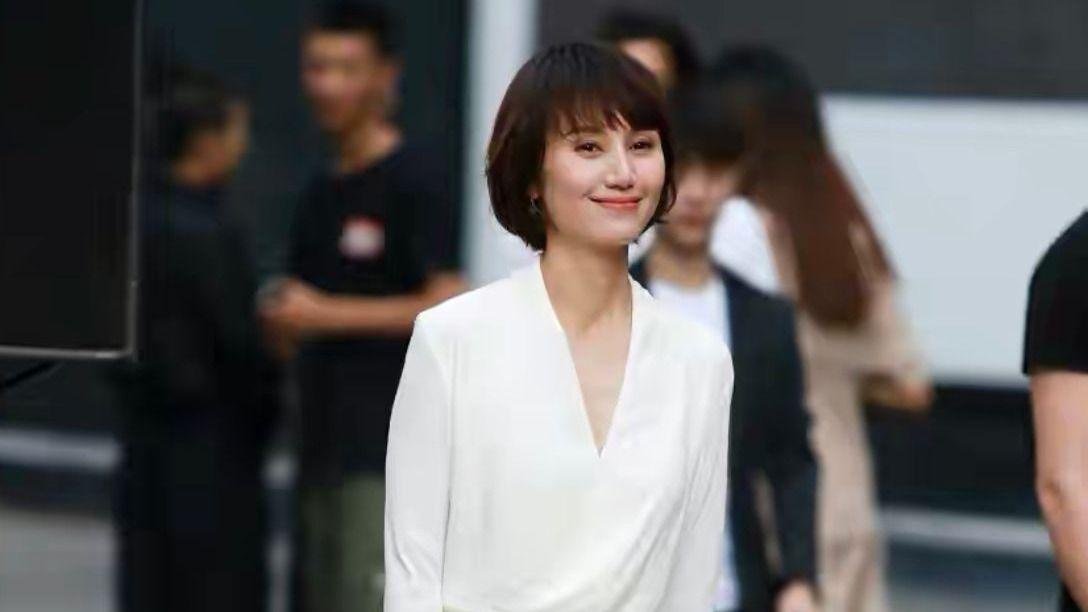 连体裤|袁泉路透图曝光，穿白色连体裤又瘦了不少，配锁骨发气质依旧出众