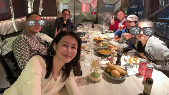 于明加|于明加罕晒一家六口照，老父亲穿红色夹克比V，俩女儿眉眼像姥姥